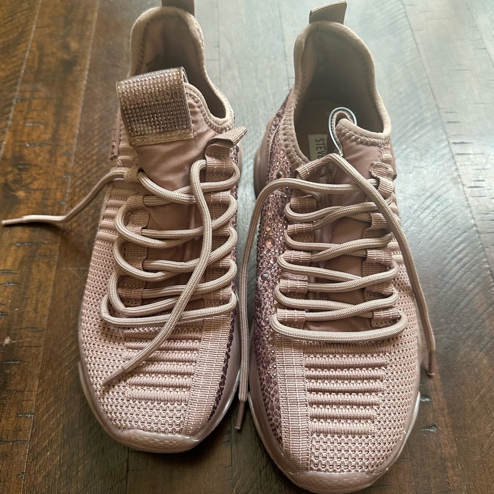 Stylish Women's Sneakers in Pink